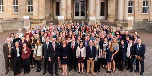 Unsere Mitarbeiter beim Festakt zum 30-jährigen Jubiläum vor dem Neuen Schloss in Stuttgart. Foto: Staatliche Schlösser und Gärten Baden-Württemberg, Andreas Weise