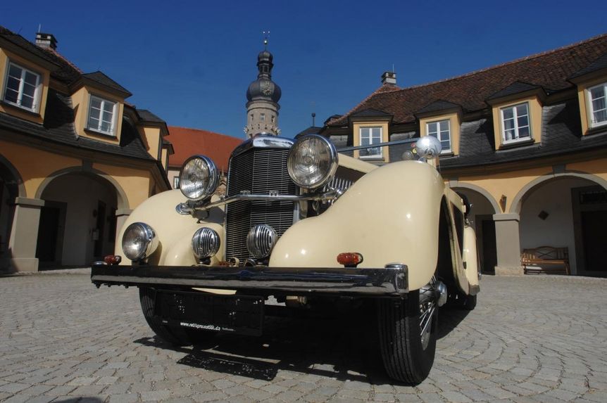 Oldtimerpräsentation weißer Oldtimer vor Schloss Weikersheim