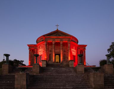 Grabkapelle auf dem Württemberg, Außenaufnahme der Grabkapelle bei Dämmerung, die Fassade ist rot angeleuchtet