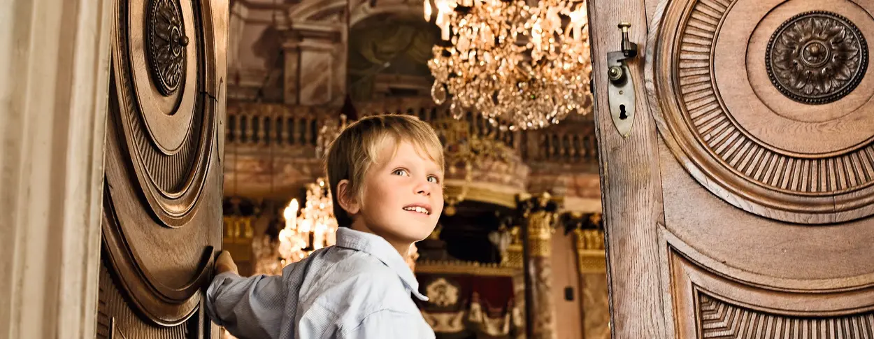 Residenzschloss Ludwigsburg, junger Besucher im Residenzschloss