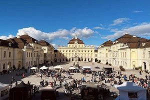 Residenzschloss Ludwigsburg, Innenhof mit Ständen und Besuchern