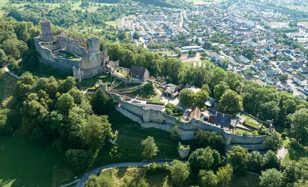 Luftansicht der gesamten Burganlage Rötteln mit Lörrach im Hintergrund