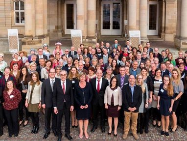 Unsere Mitarbeiter beim Festakt zum 30-jährigen Jubiläum vor dem Neuen Schloss in Stuttgart