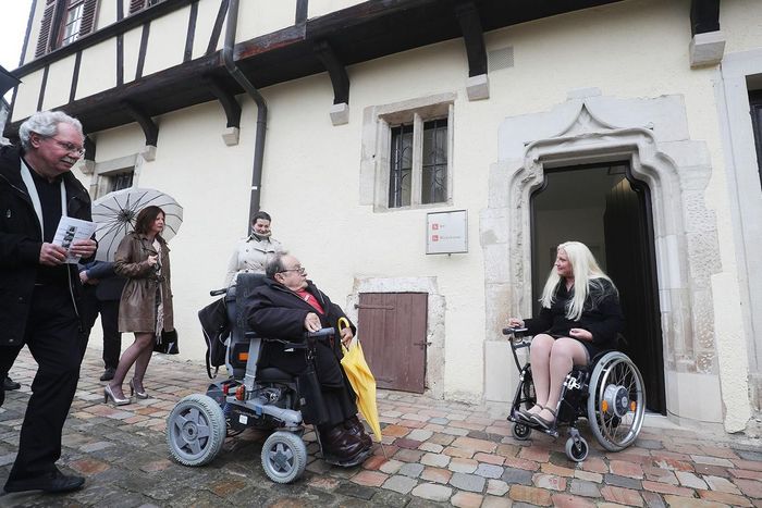 Zwei Leute im Rollstuhl schauen Kloster Bebenhausen an