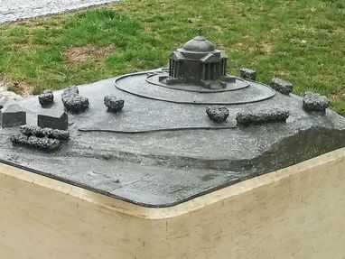 Modell von der Grabkapelle auf dem Württemberg. Sie dürfen das Modell anfassen