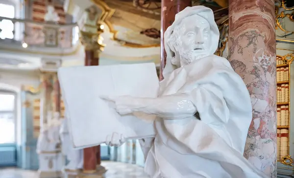 Kloster Schussenried, Statue im Bibliothekssaal